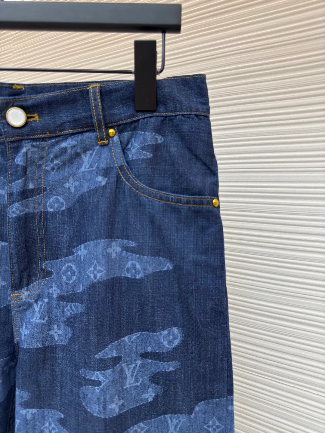 LOUIS VUITTON chambray shorts ●Authentic product: 12000 purchased and developed ●Item number: 1680264-A75 ●Fabric: Lyocell fiber denim fabric ●Technology: Made on positioning cutting machine ●Version: Fitted version ●Weight: about 260 grams ●Size: S-M-L-XL ●Description: Made of Lyocell fiber denim TR lining, positioning cutting machine, garment washing and fading, customized 1:1 pearl buttons, customized 1:1 rivets, customized 1:1 zippers, customized 1:1 leather labels, customized 1:1 trademarks. The overall wiring is straight and delicate, the fabric is comfortable and soft, and the color is consistent without color difference. It can be matched with the same style to create a fashionable look and control various occasions. Customized accessories, complete with three standards, same style for men and women!